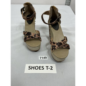Womans Excellent Condition Daphne Strappy Wedge Sandals 7 Animal Print